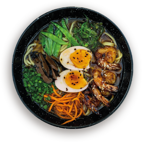Ramen: Krewetki tygrysie 16/20 lub tofu, bulion, alkaliczny makaron, pikiowana marchew, takuan, wakame, edamame, sezam, groszek cukrowy, jajko marynowane, grzyby shiitake, szczypior
