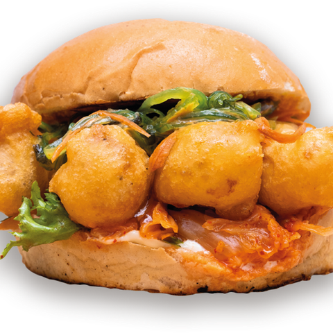 Burger Kimchi: Bułka pszenna, 5 krewetek w tempurze, sałata rzymska, sos czosnkowy, domowe kimchi, wakame, pikle z marchewki