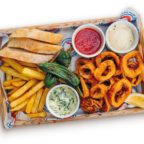 Kalmary po andaluzyjsku: Kalmary (200g) smażone, papryczki padrón, bagietka, masło czosnkowe, sosy: alioli, słodkie chili
