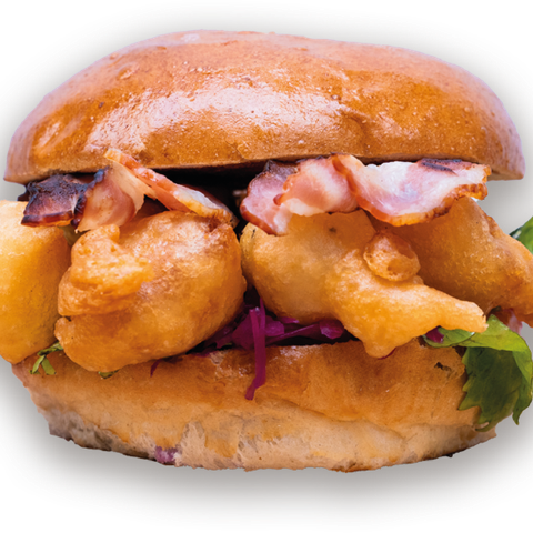 Burger Boczek: Bułka pszenna, 5 krewetek w tempurze, sałata rzymska, korean BBQ, majonez czosnkowy, pikle z kapusty, grillowany boczek