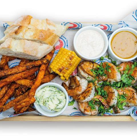Krewetki grillowane: 5 lub 8 krewetek tygrysich w pancerzach 16/20, grillowane w zestawie z bagietką, masłem czosnkowym, kukurydzą, sosami: mango chili i czosnkowym